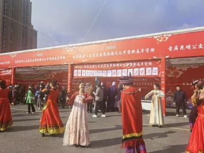 昆明公交举行温暖冬季爱在公交“腊八节”送粥活动