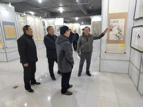 曲周县作家协会参观卢学信书画工作室