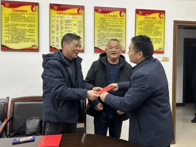 湘潭市民政局钟熙到市救助站慰问困难党员