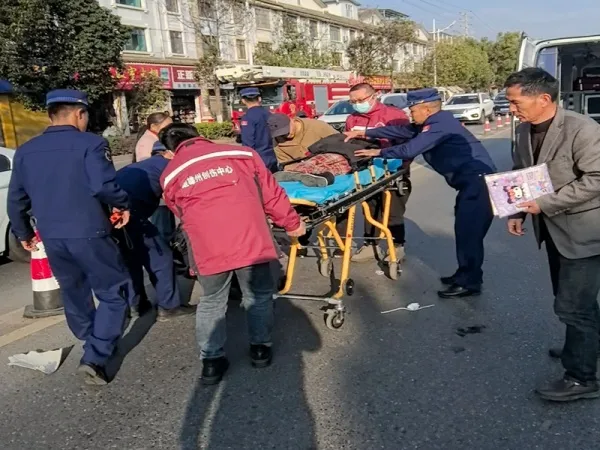 云南楚雄:消防指战员外出演练途中救助受伤母女又救小货车