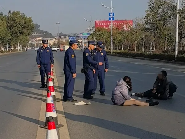 云南楚雄:消防指战员外出演练途中救助受伤母女又救小货车