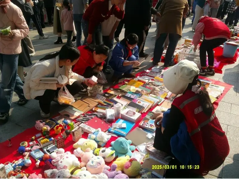 传承雷锋精神 争做时代新人湘潭市三中学子在“学雷锋”公益市集活动中展现新时代风貌 传承雷锋精神 争做时代新人湘潭市三中学子在“学雷锋”公益市集活动中展现新时代风貌