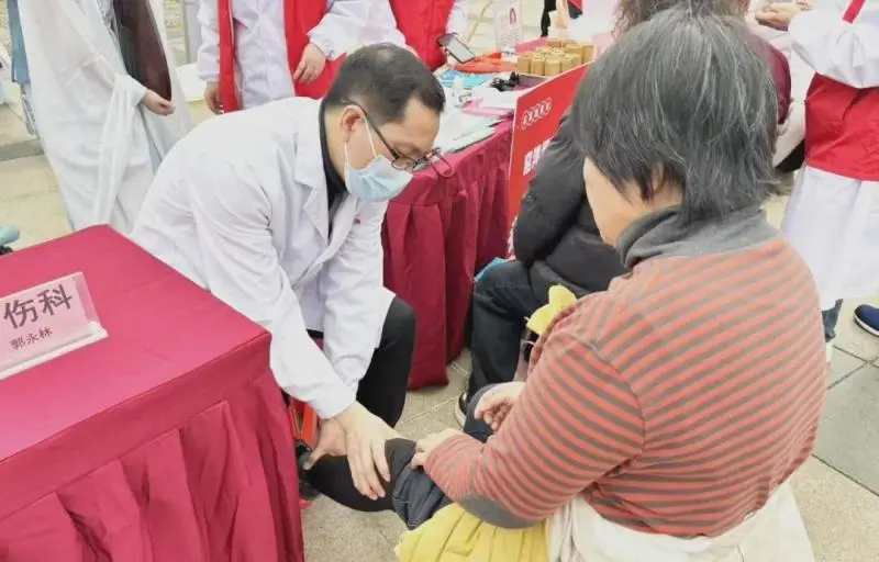 骨健康公益行丨骨动未来,义诊同行!——湘潭市中医医院义诊活动火热进行中! 骨健康公益行丨骨动未来,义诊同行!——湘潭市中医医院义诊活动火热进行中!