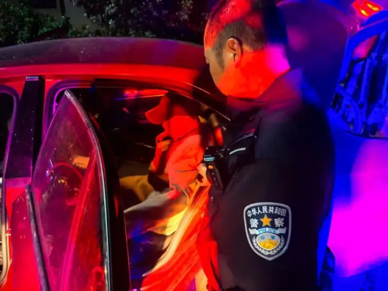 轮椅老人祭拜后被困,乌石派出所民警暖心护送回家 轮椅老人祭拜后被困,乌石派出所民警暖心护送回家