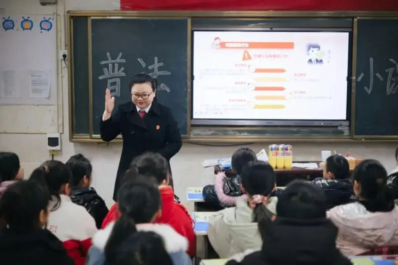 学雷锋、践行动、法治班会与法“童”行 学雷锋、践行动、法治班会与法“童”行