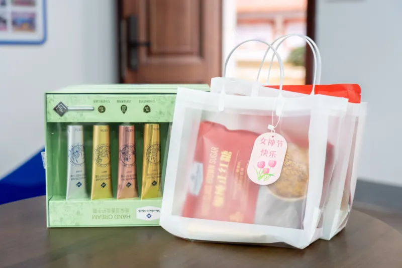 执手春风 煦育韶华——湘潭凤凰中学妇女节暖心活动回顾 执手春风 煦育韶华——湘潭凤凰中学妇女节暖心活动回顾