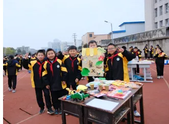 引领“锋”尚 “义”路同行 ——易俗河镇山塘小学开展学雷锋义卖活动 引领“锋”尚 “义”路同行 ——易俗河镇山塘小学开展学雷锋义卖活动