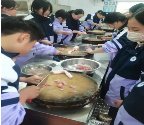 湘潭市十六中烹饪社团开课: 劳动教育新实践,学生厨艺展风采 湘潭市十六中烹饪社团开课: 劳动教育新实践,学生厨艺展风采