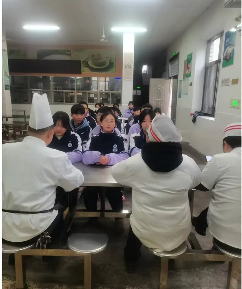 湘潭市十六中烹饪社团开课: 劳动教育新实践,学生厨艺展风采 湘潭市十六中烹饪社团开课: 劳动教育新实践,学生厨艺展风采