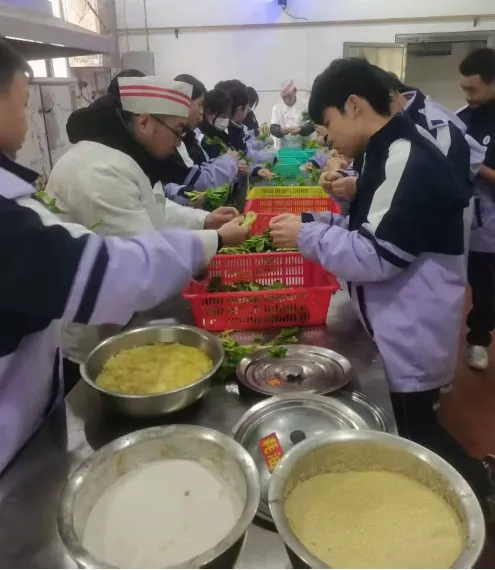 湘潭市十六中烹饪社团开课: 劳动教育新实践,学生厨艺展风采 湘潭市十六中烹饪社团开课: 劳动教育新实践,学生厨艺展风采