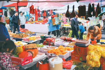 “千集万店”改造，新能源汽车、绿色智能家电下乡，信息消费兴起——咱村的“买买买”