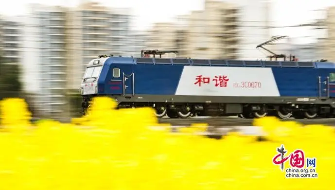 银发旅游列车,载一程春光赴万里幸福 银发旅游列车,载一程春光赴万里幸福