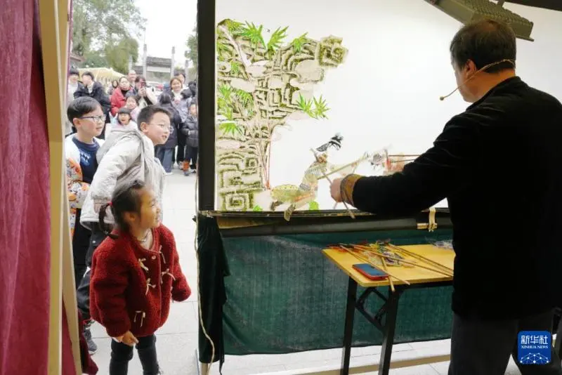 成都:非遗展演周末进公园 成都:非遗展演周末进公园