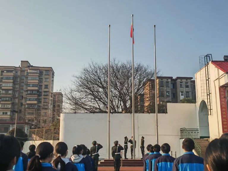关注身心健康 共绘成长蓝图 ——湘机中学举行“守护心灵健康 助力体重管理”主题升旗仪式 关注身心健康 共绘成长蓝图 ——湘机中学举行“守护心灵健康 助力体重管理”主题升旗仪式