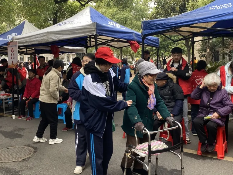 情暖夕阳 与爱同行 ——湘机中学积极开展敬老爱老志愿服务活动 情暖夕阳 与爱同行 ——湘机中学积极开展敬老爱老志愿服务活动