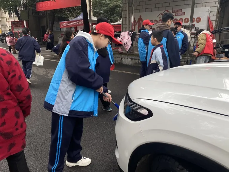 情暖夕阳 与爱同行 ——湘机中学积极开展敬老爱老志愿服务活动 情暖夕阳 与爱同行 ——湘机中学积极开展敬老爱老志愿服务活动