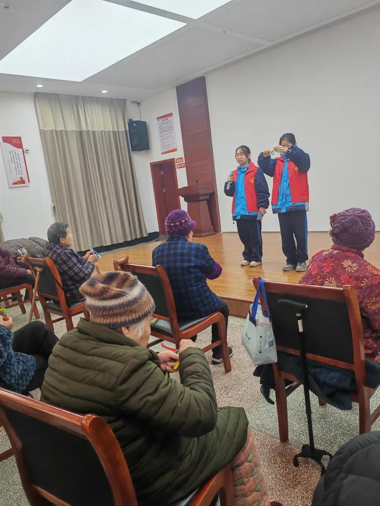 情暖夕阳 与爱同行 ——湘机中学积极开展敬老爱老志愿服务活动 情暖夕阳 与爱同行 ——湘机中学积极开展敬老爱老志愿服务活动