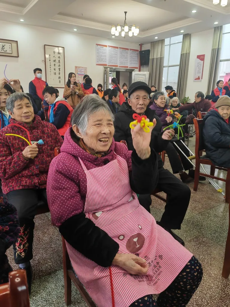 情暖夕阳 与爱同行 ——湘机中学积极开展敬老爱老志愿服务活动 情暖夕阳 与爱同行 ——湘机中学积极开展敬老爱老志愿服务活动