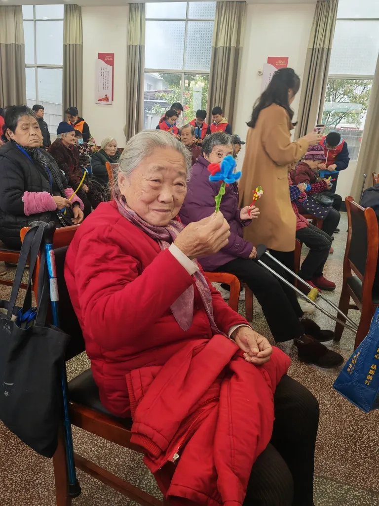 情暖夕阳 与爱同行 ——湘机中学积极开展敬老爱老志愿服务活动 情暖夕阳 与爱同行 ——湘机中学积极开展敬老爱老志愿服务活动