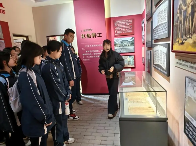 我爱湘潭我的家:“厚植”红色基因 守护绿色未来 —— 湘潭市二中2025年植树节活动 我爱湘潭我的家:“厚植”红色基因 守护绿色未来 —— 湘潭市二中2025年植树节活动