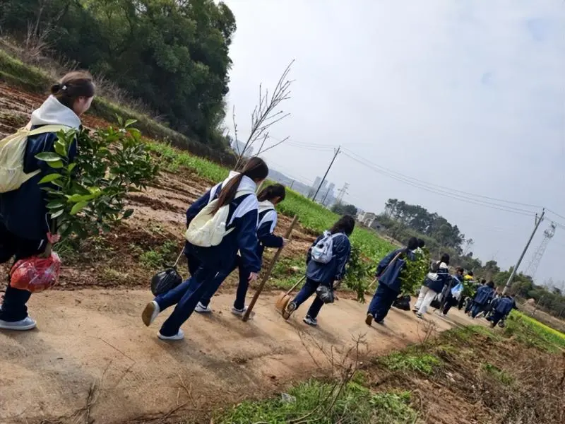 我爱湘潭我的家:“厚植”红色基因 守护绿色未来 —— 湘潭市二中2025年植树节活动 我爱湘潭我的家:“厚植”红色基因 守护绿色未来 —— 湘潭市二中2025年植树节活动