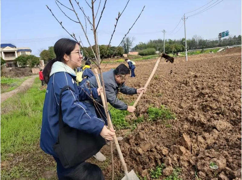 我爱湘潭我的家:“厚植”红色基因 守护绿色未来 —— 湘潭市二中2025年植树节活动 我爱湘潭我的家:“厚植”红色基因 守护绿色未来 —— 湘潭市二中2025年植树节活动