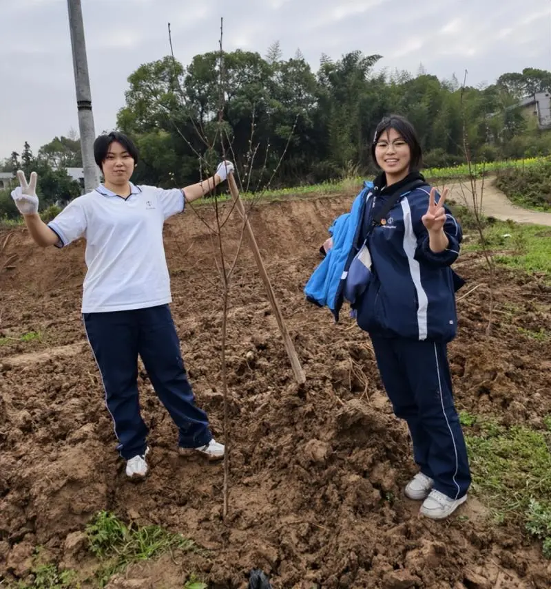 我爱湘潭我的家:“厚植”红色基因 守护绿色未来 —— 湘潭市二中2025年植树节活动 我爱湘潭我的家:“厚植”红色基因 守护绿色未来 —— 湘潭市二中2025年植树节活动