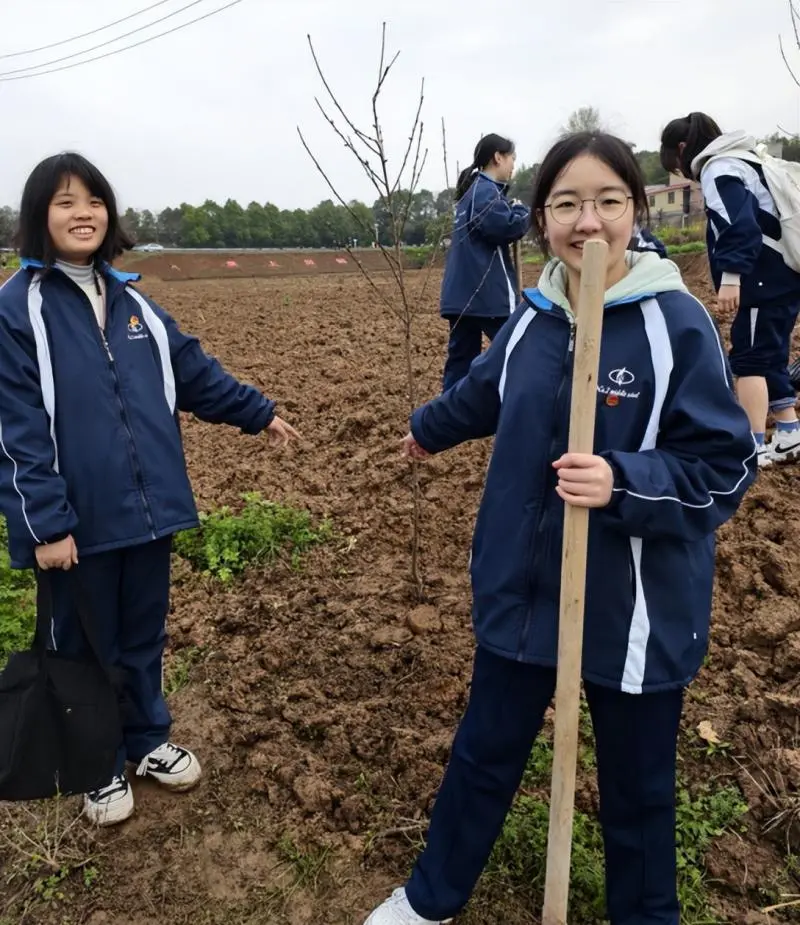 我爱湘潭我的家:“厚植”红色基因 守护绿色未来 —— 湘潭市二中2025年植树节活动 我爱湘潭我的家:“厚植”红色基因 守护绿色未来 —— 湘潭市二中2025年植树节活动