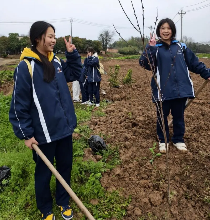 我爱湘潭我的家:“厚植”红色基因 守护绿色未来 —— 湘潭市二中2025年植树节活动 我爱湘潭我的家:“厚植”红色基因 守护绿色未来 —— 湘潭市二中2025年植树节活动