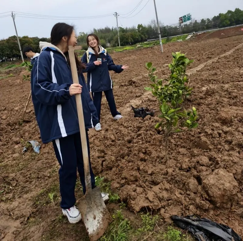 我爱湘潭我的家:“厚植”红色基因 守护绿色未来 —— 湘潭市二中2025年植树节活动 我爱湘潭我的家:“厚植”红色基因 守护绿色未来 —— 湘潭市二中2025年植树节活动