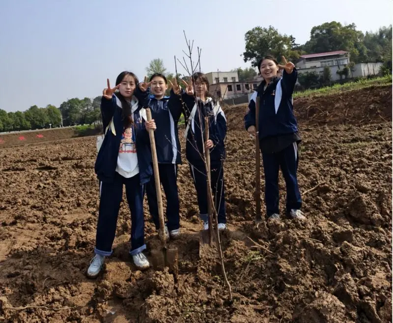 我爱湘潭我的家:“厚植”红色基因 守护绿色未来 —— 湘潭市二中2025年植树节活动 我爱湘潭我的家:“厚植”红色基因 守护绿色未来 —— 湘潭市二中2025年植树节活动