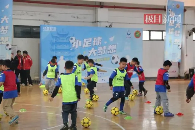 足球公益行走进藏龙小学，在游戏中提升学生反应力和观察力