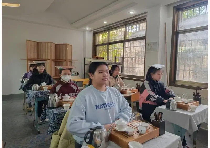 一盏清茶润心田,传统文化绽新芽 ——学生在茶香氤氲中品读千年文明密码 一盏清茶润心田,传统文化绽新芽 ——学生在茶香氤氲中品读千年文明密码