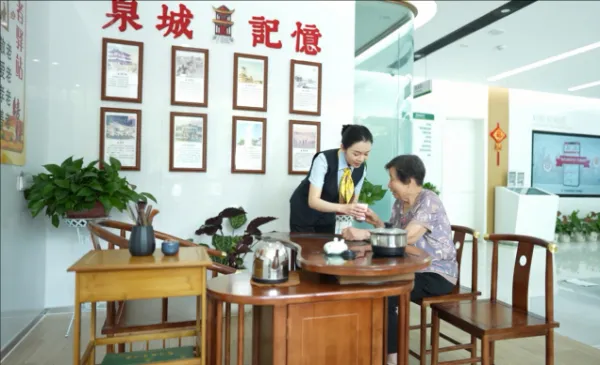 八年“邮爱”路 点亮万颗星——写在“邮爱公益”八周年之际 八年“邮爱”路 点亮万颗星——写在“邮爱公益”八周年之际