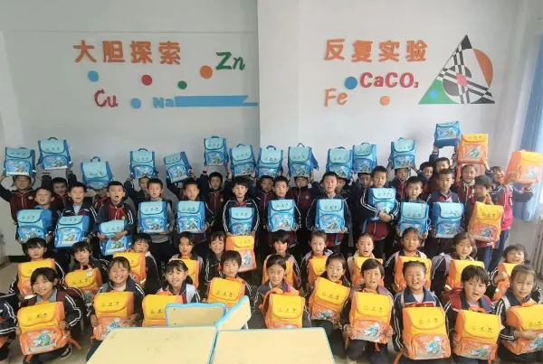 八年“邮爱”路 点亮万颗星——写在“邮爱公益”八周年之际 八年“邮爱”路 点亮万颗星——写在“邮爱公益”八周年之际