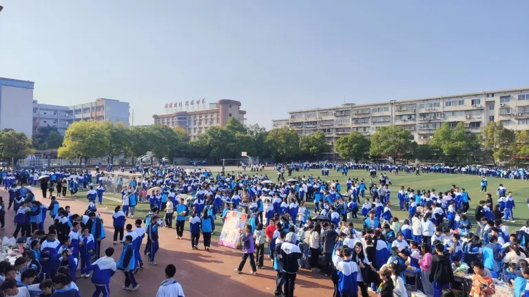 弘扬雷锋精神 传递青春力量 ——湘机中学举办校内大型爱心义卖活动 弘扬雷锋精神 传递青春力量 ——湘机中学举办校内大型爱心义卖活动