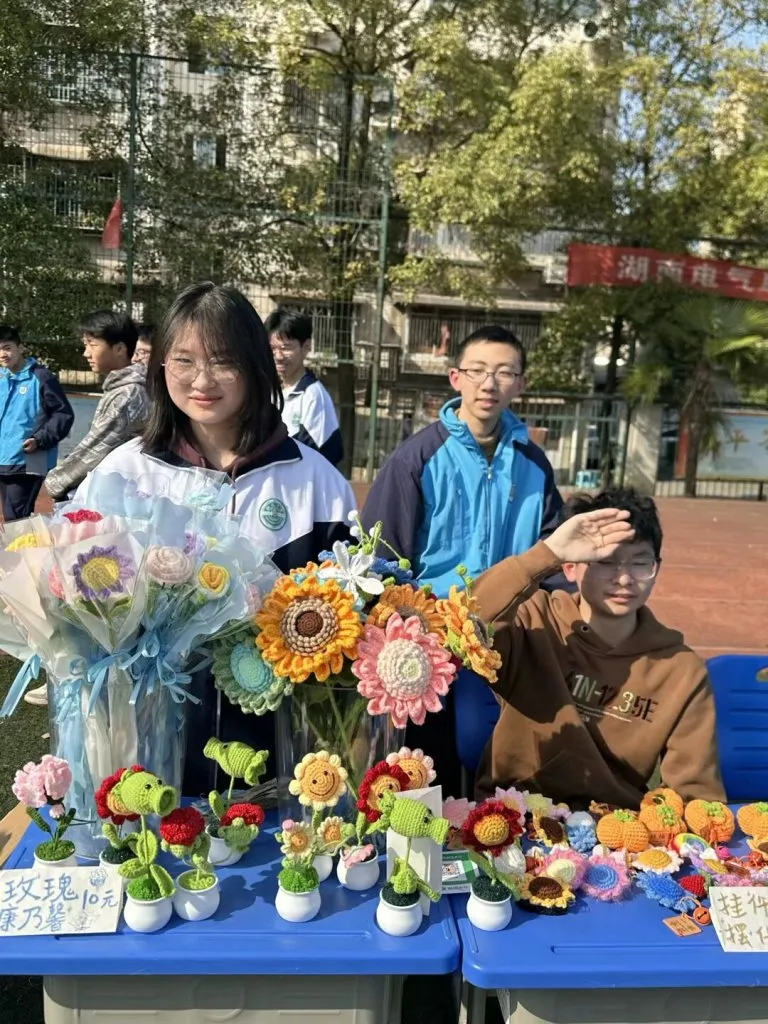 弘扬雷锋精神 传递青春力量 ——湘机中学举办校内大型爱心义卖活动 弘扬雷锋精神 传递青春力量 ——湘机中学举办校内大型爱心义卖活动