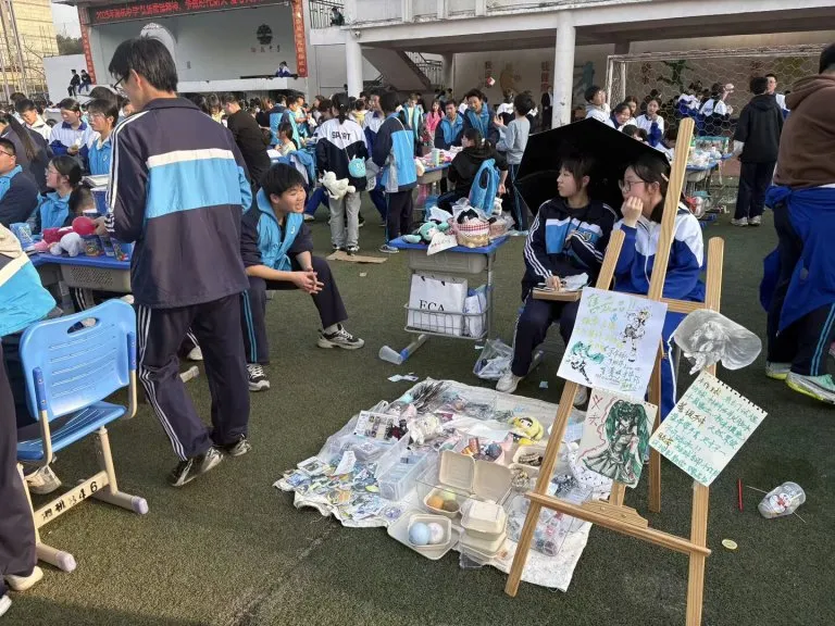 弘扬雷锋精神 传递青春力量 ——湘机中学举办校内大型爱心义卖活动 弘扬雷锋精神 传递青春力量 ——湘机中学举办校内大型爱心义卖活动
