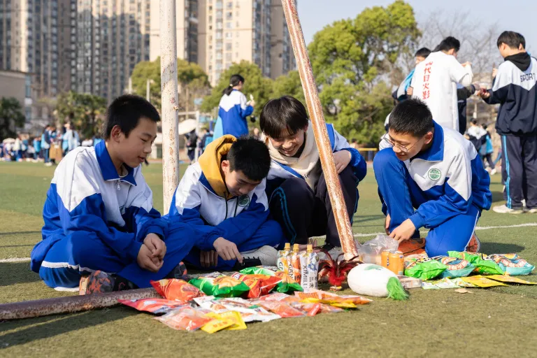 弘扬雷锋精神 传递青春力量 ——湘机中学举办校内大型爱心义卖活动 弘扬雷锋精神 传递青春力量 ——湘机中学举办校内大型爱心义卖活动
