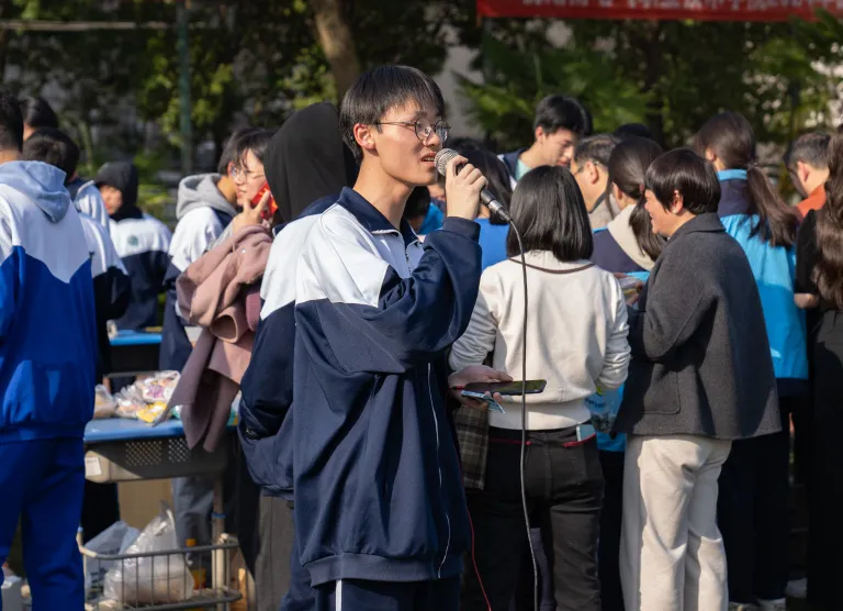 弘扬雷锋精神 传递青春力量 ——湘机中学举办校内大型爱心义卖活动 弘扬雷锋精神 传递青春力量 ——湘机中学举办校内大型爱心义卖活动