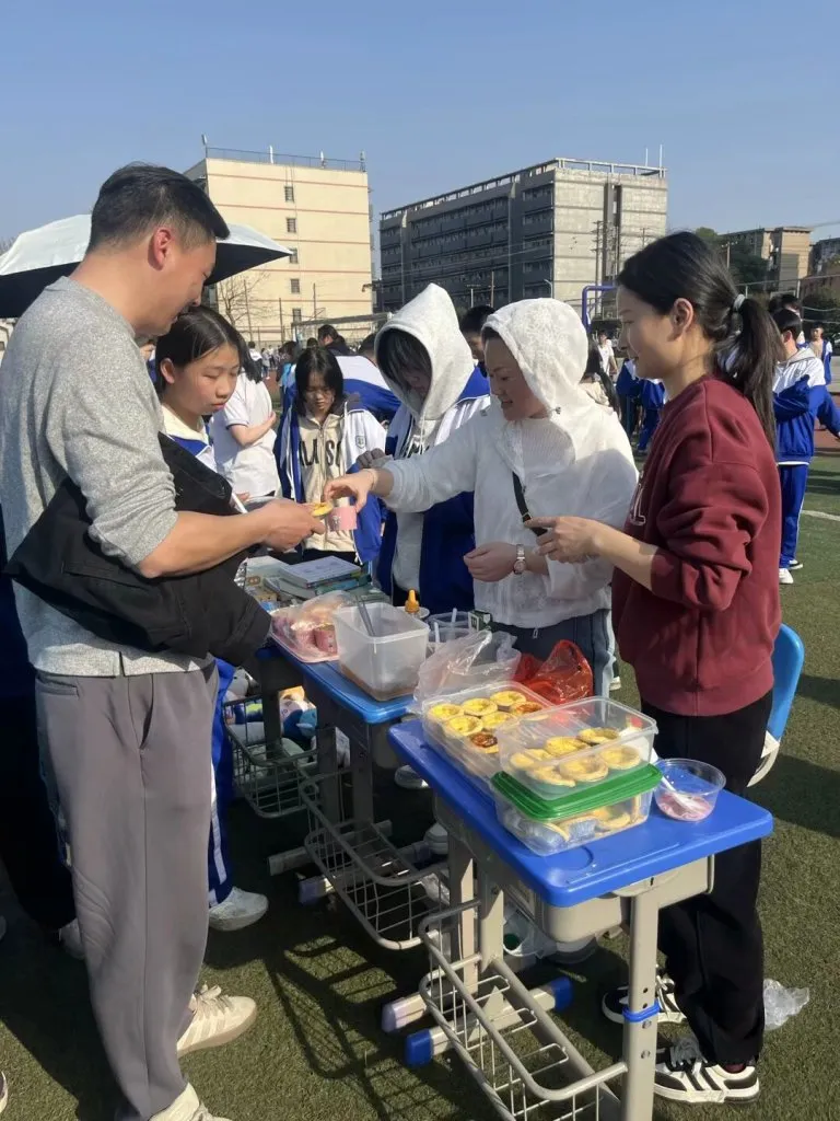 弘扬雷锋精神 传递青春力量 ——湘机中学举办校内大型爱心义卖活动 弘扬雷锋精神 传递青春力量 ——湘机中学举办校内大型爱心义卖活动