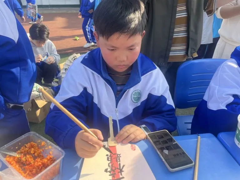 弘扬雷锋精神 传递青春力量 ——湘机中学举办校内大型爱心义卖活动 弘扬雷锋精神 传递青春力量 ——湘机中学举办校内大型爱心义卖活动