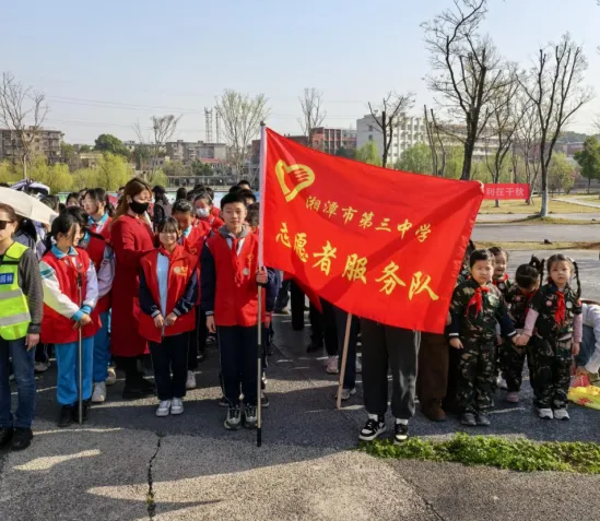 挥锹培土植新绿 校社携手育文明 ——湘潭市第三中学爱绿护绿行动 挥锹培土植新绿 校社携手育文明 ——湘潭市第三中学爱绿护绿行动