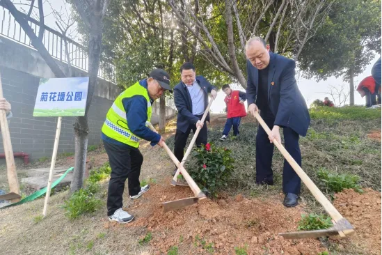 挥锹培土植新绿 校社携手育文明 ——湘潭市第三中学爱绿护绿行动 挥锹培土植新绿 校社携手育文明 ——湘潭市第三中学爱绿护绿行动