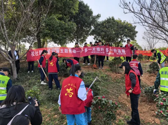挥锹培土植新绿 校社携手育文明 ——湘潭市第三中学爱绿护绿行动 挥锹培土植新绿 校社携手育文明 ——湘潭市第三中学爱绿护绿行动