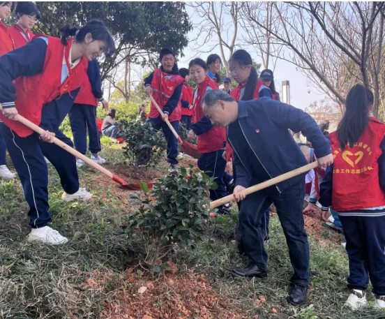 挥锹培土植新绿 校社携手育文明 ——湘潭市第三中学爱绿护绿行动 挥锹培土植新绿 校社携手育文明 ——湘潭市第三中学爱绿护绿行动