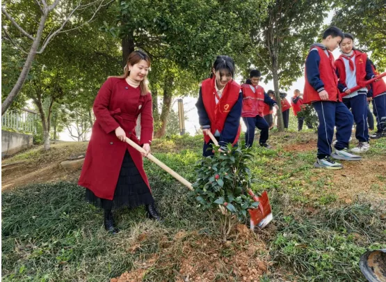 挥锹培土植新绿 校社携手育文明 ——湘潭市第三中学爱绿护绿行动 挥锹培土植新绿 校社携手育文明 ——湘潭市第三中学爱绿护绿行动