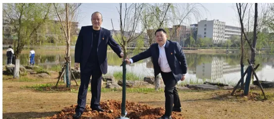 挥锹培土植新绿 校社携手育文明 ——湘潭市第三中学爱绿护绿行动 挥锹培土植新绿 校社携手育文明 ——湘潭市第三中学爱绿护绿行动