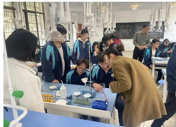 走进实验课堂,玩转科学世界 湘潭市第十一中学实验教学公开课活动周带你探索科学奥秘 走进实验课堂,玩转科学世界 湘潭市第十一中学实验教学公开课活动周带你探索科学奥秘