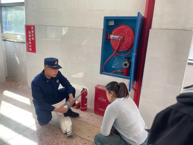 以练为战,织密安全网 ——湘机中学开展消防培训与应急演练活动 以练为战,织密安全网 ——湘机中学开展消防培训与应急演练活动